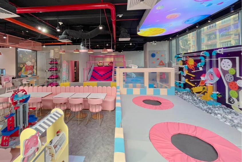 Không gian tại Cáo Premium Kidsplay Cafe được thiết kế với màu sắc đẹp mắt