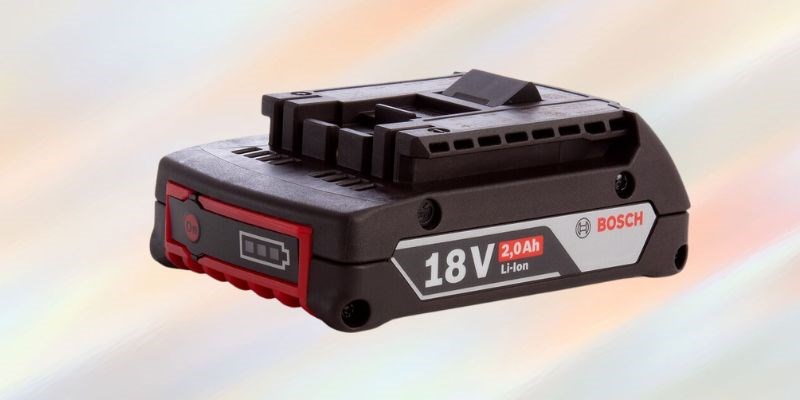 Pin Li-ion Bosch 18V 2.0 Ah sở hữu màu đen chủ đạo kết hợp với màu đỏ tạo điểm nhấn