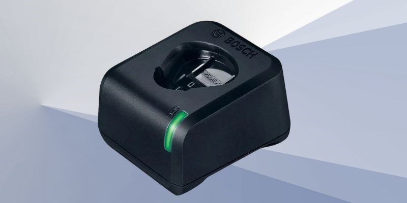 Sạc GAL Bosch 12V-20 12V 2 Ah sở hữu thiết kế nhỏ gọn với tông màu đen chủ đạo