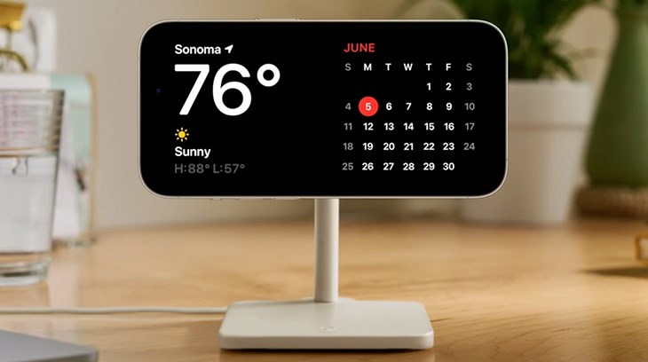 Màn hình StandBy mới trên iOS 17 có thể hiện thị thời tiết và lịch rất tiện dụng