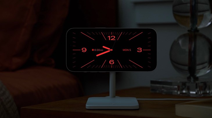 Màn hình StandBy hiển thị giao diện đỏ vào ban đêm để người dùng thích nghi dễ dàng
