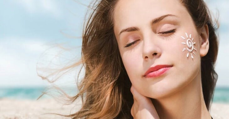 Bạn cần tránh tiếp xúc với ánh nắng trực tiếp sau khi nặn mụn để hạn chế tình trạng thâm mụn