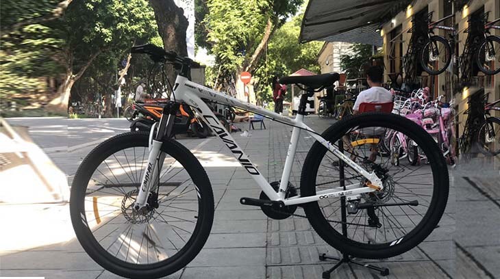 Xe đạp Cavanio HOBBY được trang bị phuộc giảm xóc bằng nhôm giúp hấp thụ xung lực và duy trì ổn định trên địa hình gập ghềnh 