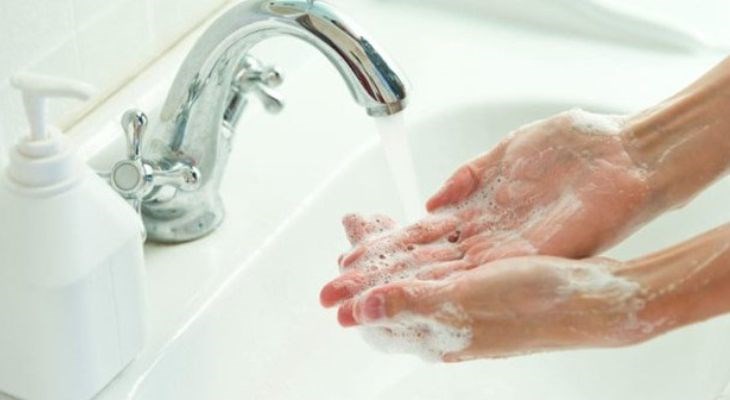 Bạn cần rửa tay thật sạch trước khi đo đường huyết