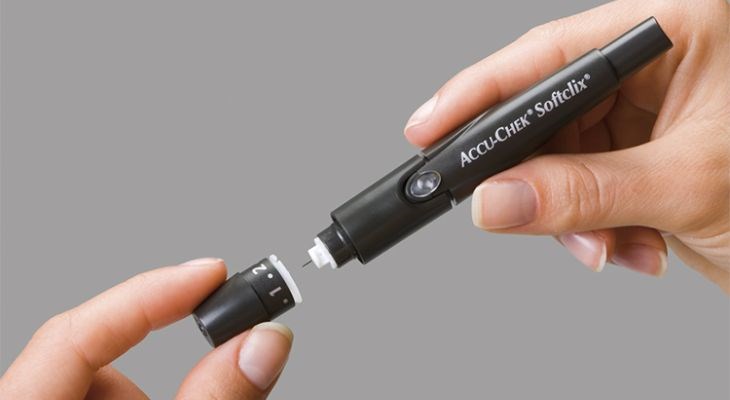 Bạn mở đầu bút bằng cách vặn bút ngược chiều kim đồng hồ