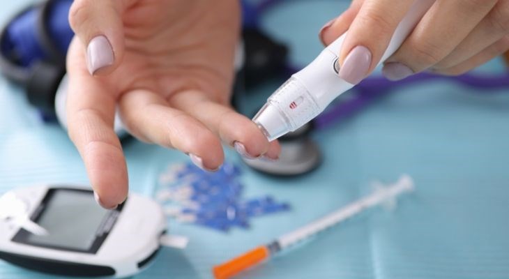 Bạn ấn giữ bút lấy máu để lấy máu sau 2 giây