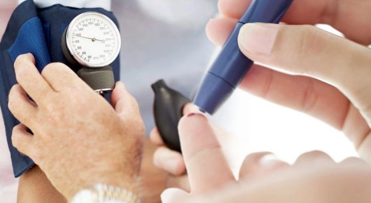 Nhỏ giọt máu lên máy thử để xem kết quả