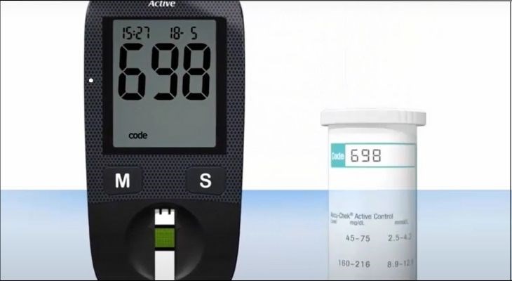 So sánh code trên hộp que thử và trên máy đo đường huyết sao cho giống nhau