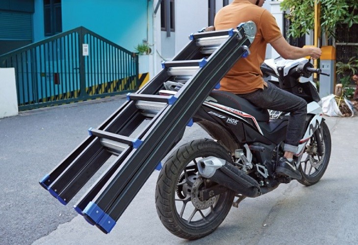 Thang gấp chữ A thường gây cảm giác cồng kềnh hơn khi di chuyển bằng xe máy so với thang rút