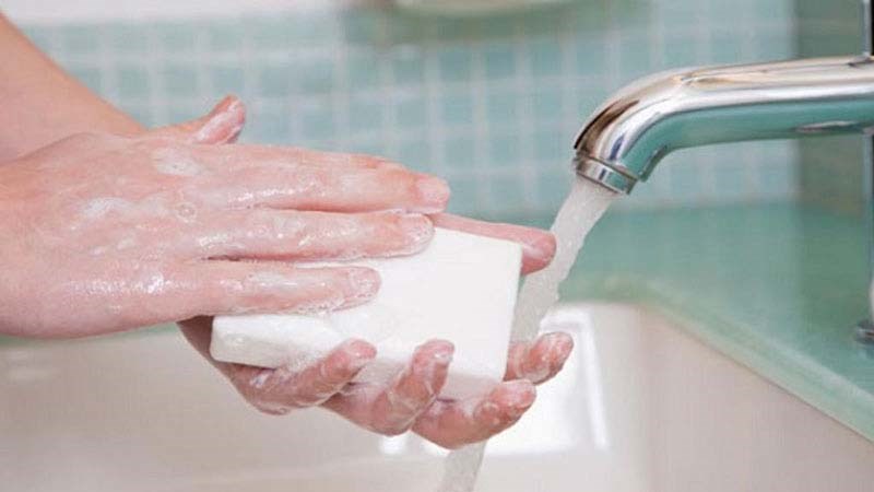 Rửa tay trước khi trước khi chế biến thức ăn để tránh nhiễm mần bệnh sang thực phẩm.