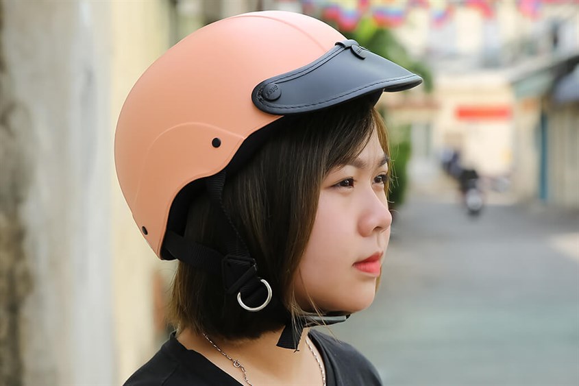 Mũ bảo hiểm Delites ATN05 với kiểu dáng 1/2 đầu, phù hợp cho cả nam và nữ