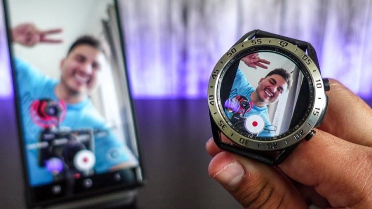 Bạn có thể thỏa sức selfie với Galaxy Watch