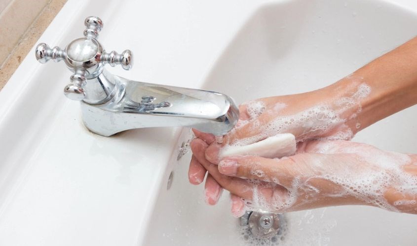 Trước khi làm ướt mặt bằng nước ấm, bạn cần vệ sinh tay thật sạch