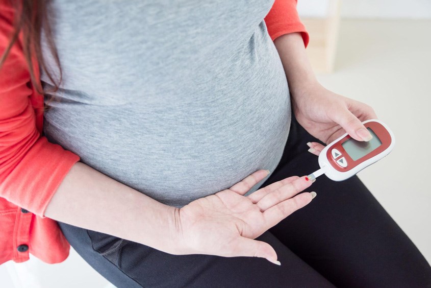 Mẹ bầu mắc tiểu đường thai kỳ không nên đi máy bay