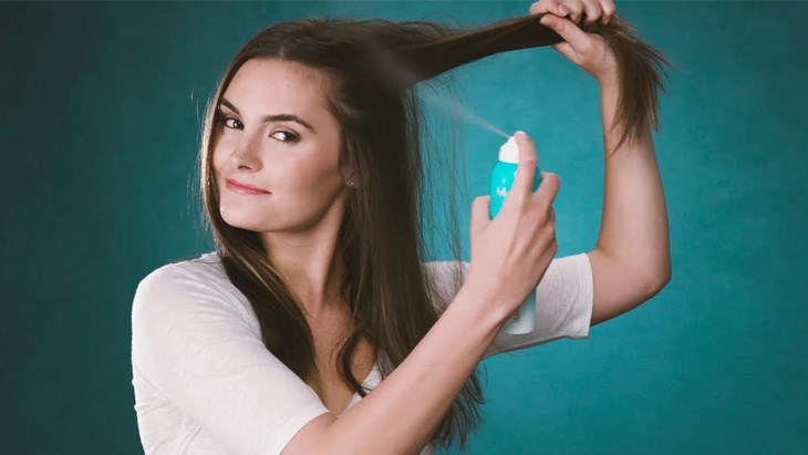 Sử dụng dầu gội khô là phương pháp hiệu quả giúp tóc khô ráo nhanh chóng