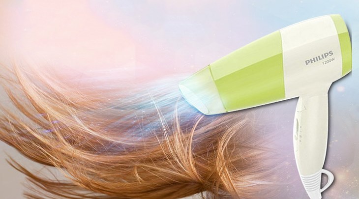 Bật máy sấy tóc 1200W Philips BHC015 ở chế độ trung bình và hong khô tóc để hạn chế hư tổn vì nhiệt độ cao