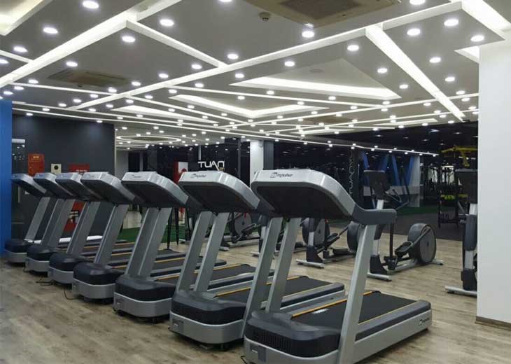 Máy chạy bộ sử dụng động cơ AC có công suất mạnh mẽ hơn, thường được sử dụng trong phòng gym