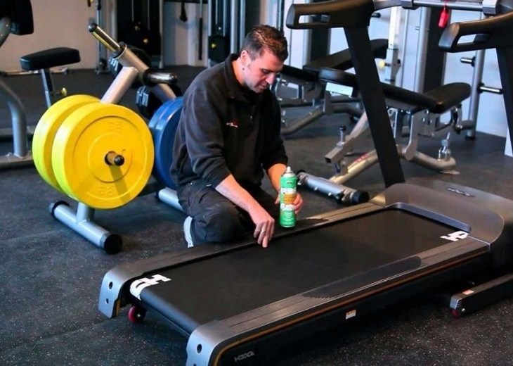 Vệ sinh máy chạy bộ thường xuyên để máy không bị bụi bẩn làm ảnh hưởng đến động cơ