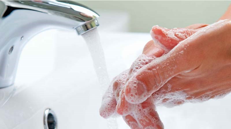 Nên rửa tay sau khi đi vệ sinh và trước khi ăn. Nên rửa tay sau khi đi vệ sinh và trước khi ăn.