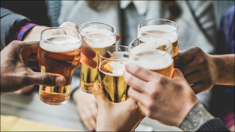 Không nên uống bia quá 500ml/ngày