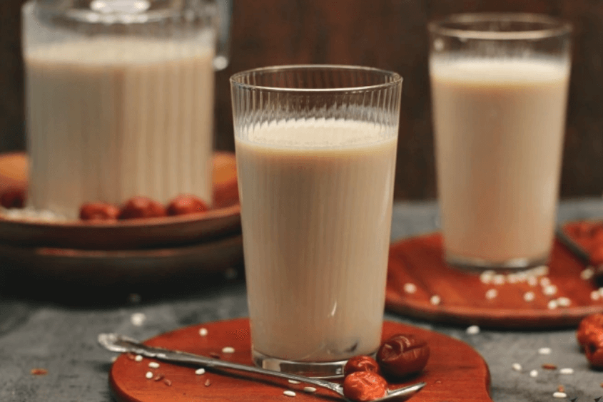 Cách làm sữa gạo lứt với táo đỏ