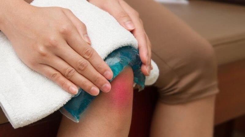Chườm lạnh để giảm cảm giác ngứa khi bị viêm da tiếp xúc