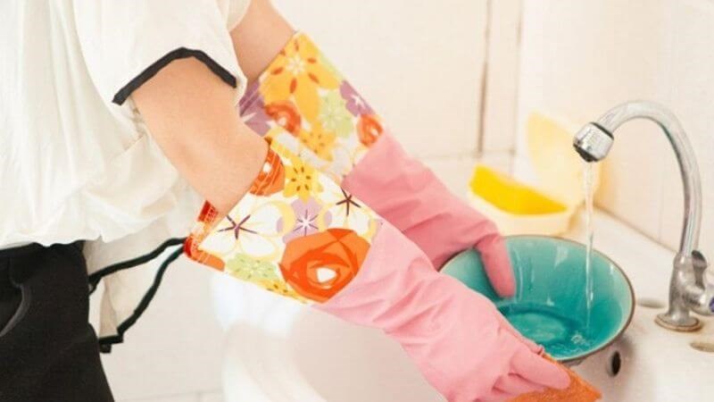 Khi tiếp xúc với các hóa chất phải đeo găng tay để bảo vệ da