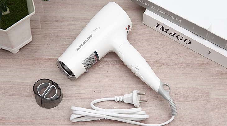 Máy sấy tóc 2200W Sunhouse SHD2309 có công suất hoạt động 2200W, giúp sấy khô tóc nhanh chóng