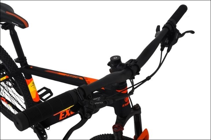 Xe đạp địa hình MTB Exotic 2612 AH 27.5 inch sở hữu ghi đông không sừng mang lại tư thế lái thẳng lưng, hạn chế đau mỏi cột sống cho người dùng