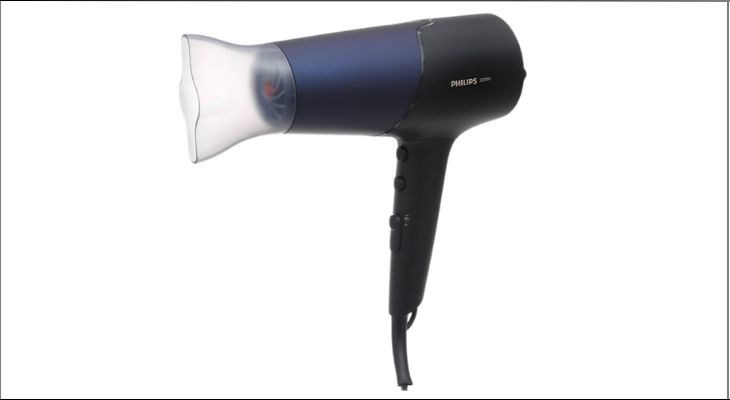 Máy sấy có đầu sấy hẹp giúp bạn dễ dàng tạo được những kiểu tóc mong muốn.