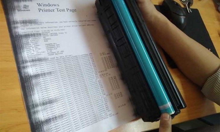 Bản in xuất hiện những vệt đen to do trục cao su bị hỏng 