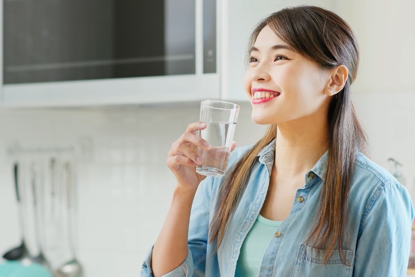 Mẹ nên uống một ly nước ngay sau khi hơ mặt để bù nước cho cơ thể Mẹ nên uống một ly nước ngay sau khi hơ mặt để bù nước cho cơ thể