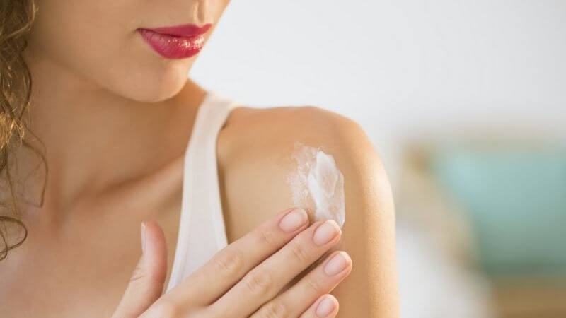 Dưỡng ẩm cho da thường xuyên để giảm cảm giác ngứa