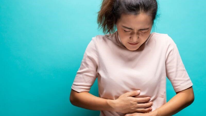 Đau bụng là triệu chứng có thể gặp trong tiêu chảy do virus
