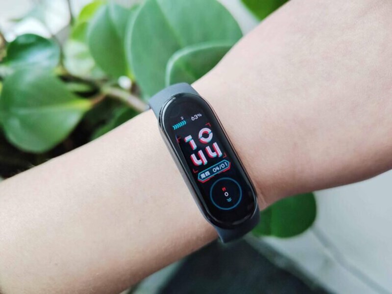 Cả hai dòng sản phẩm đều được trang bị màn hình AMOLED cho chất lượng hiện thị tốt