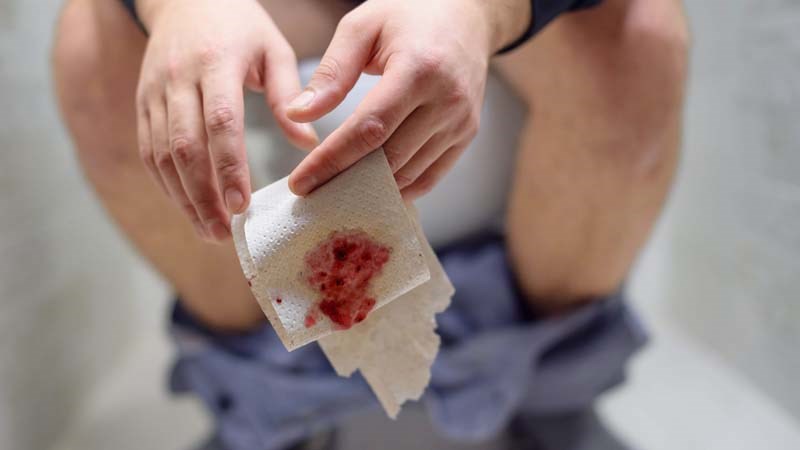 Khi bị đau quặng bụng và đi ngoài ra máu bạn nên liên hệ ngay với bác sĩ.