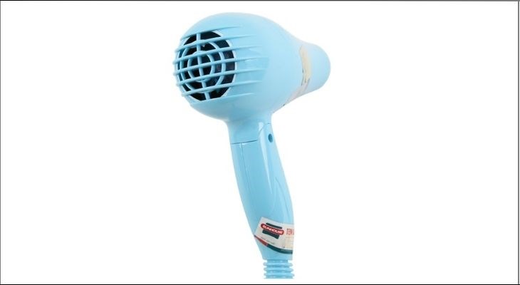Máy sấy tóc có thiết kế tổ ong hút không khí bên ngoài, hạn chế được tiếng ồn từ máy sấy