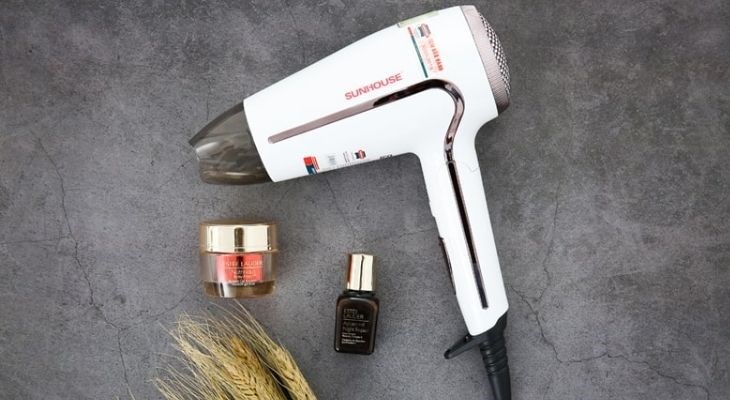 Máy sấy tóc được làm từ nhựa ABS giúp bạn dễ lau chùi, vệ sinh sau khi sử dụng