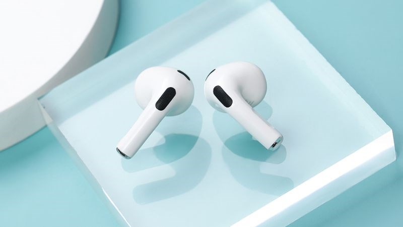 Cả 2 đều có ngoại hình khá tương đồng, nhưng AirPods 4 có nhiều sự cải tiến hơn