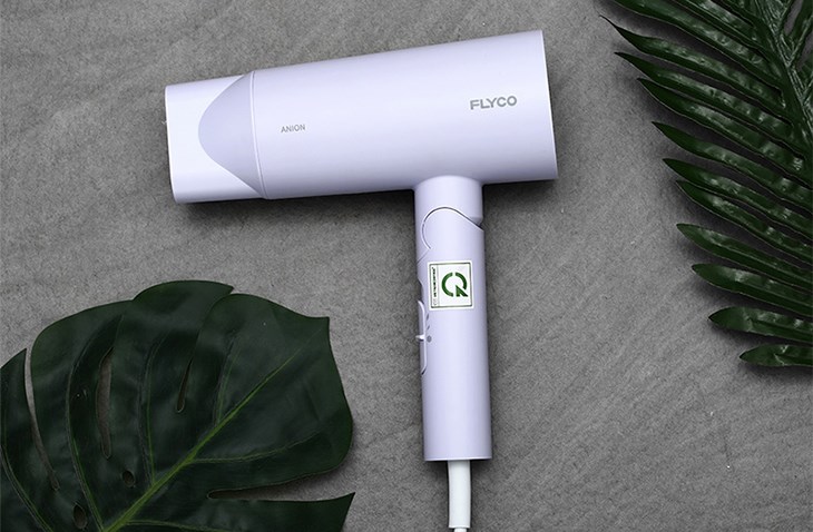 Máy sấy tóc 1800W Flyco FH6277VN có thiết kế nhỏ gọn, màu tím khoai môn tao nhã