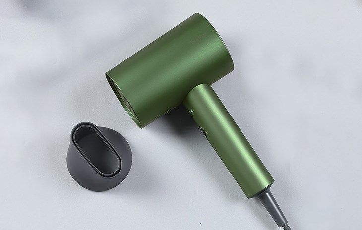 Máy sấy tóc 1800W Showsee A5-G sở hữu thiết kế hiện đại với màu xanh sang trọng