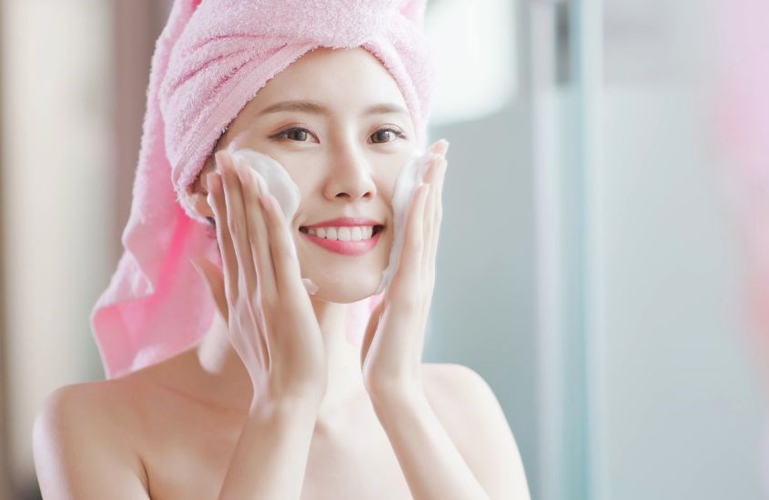 Sữa rửa mặt có độ pH 5.5 không gây cảm giác bết dính