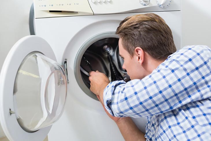 Mô tơ của máy giặt bám nhiều bụi bẩn cần được vệ sinh sạch sẽ, còn bị cháy thì nên thay mới