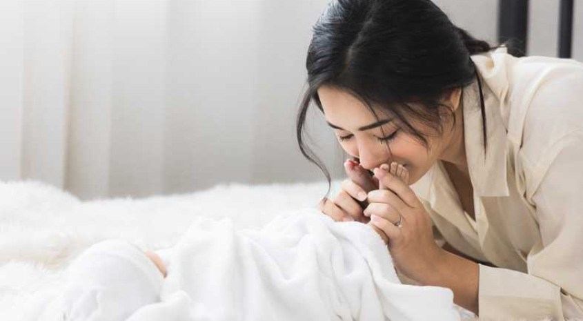 Mẹ sau sinh có thể nằm điều hòa nếu thời tiết quá nóng nực