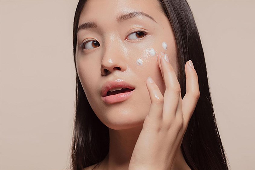 Nên sử dụng kem dưỡng da sau khi xông hơ mặt