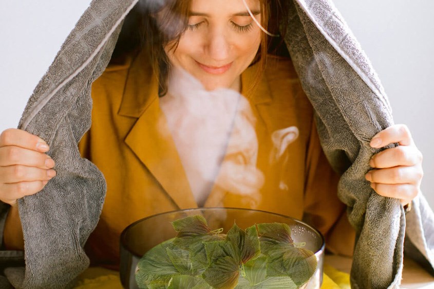 Xông hơ mặt sau sinh là phương pháp được nhiều mẹ bỉm áp dụng để cải thiện làn da