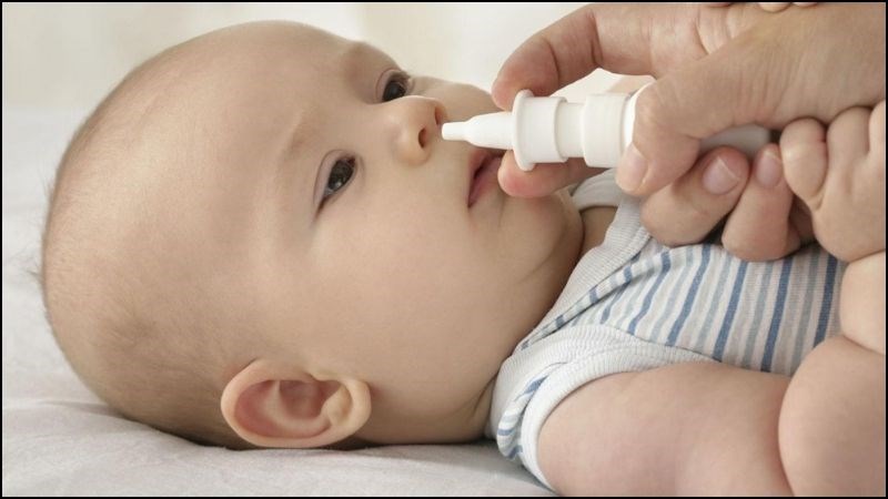 Bạn nên xịt mũi cho trẻ bằng nước muối sinh lý 0,9% để chữa nghẹt mũi nhanh chóng