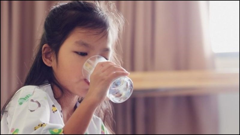 Khi trẻ bị ho, đau họng, bạn nên cho trẻ uống thật nhiều nước ấm