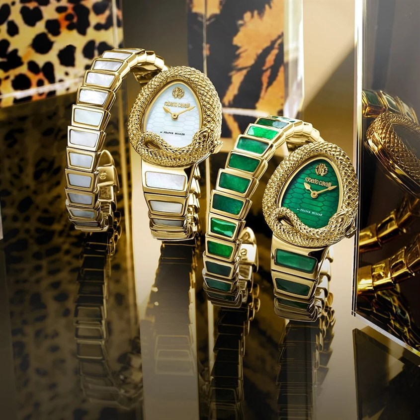 Bộ máy Quartz trên giúp kim giây di chuyển theo từng nhịp với tần số 32.768 dao động mỗi giây