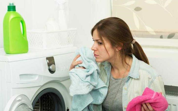 Để quần áo trong máy giặt qua đêm làm quần áo bị mất mùi thơm và nhanh bị mục, ẩm mốc